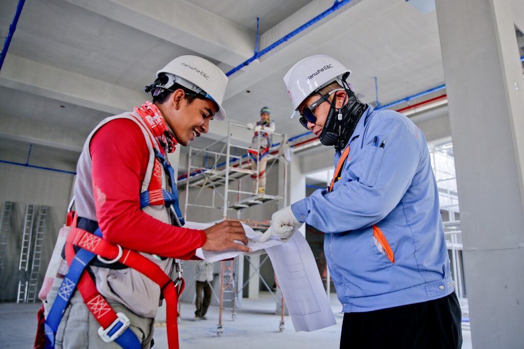 Hombres en un proyecto de obra